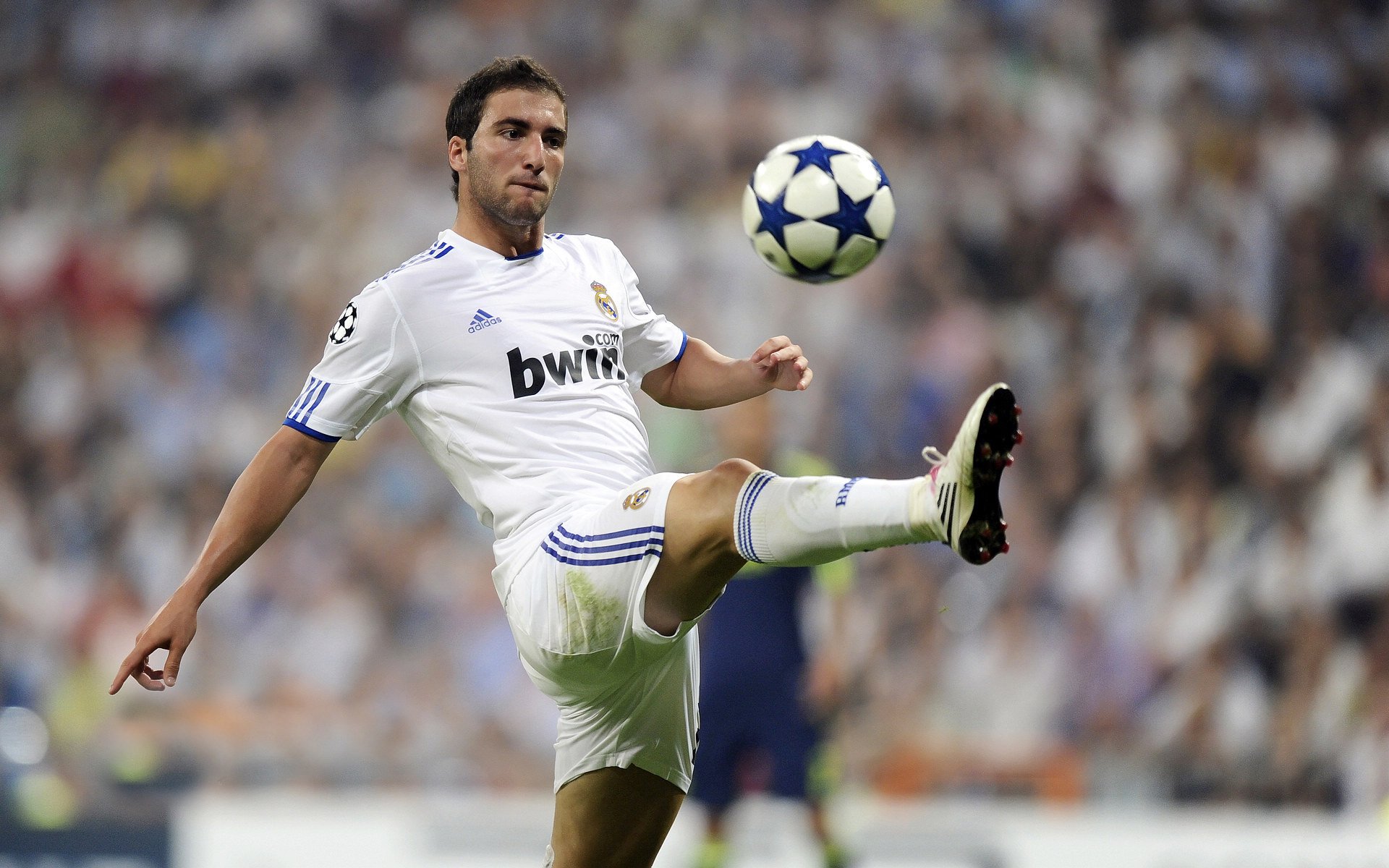 九游下载电脑版官网-校园足球导入高频训练课程提升学生运动水平，足球如何走进学校课堂